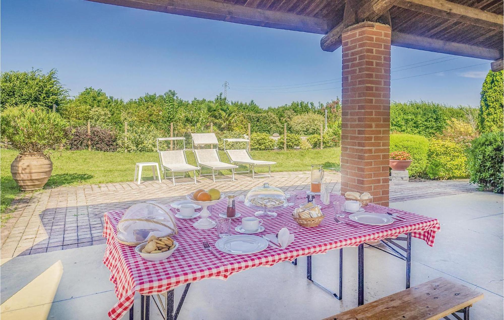 Awesome Home In Ariano Nel Polesine With Kitchen San Basilio エクステリア 写真
