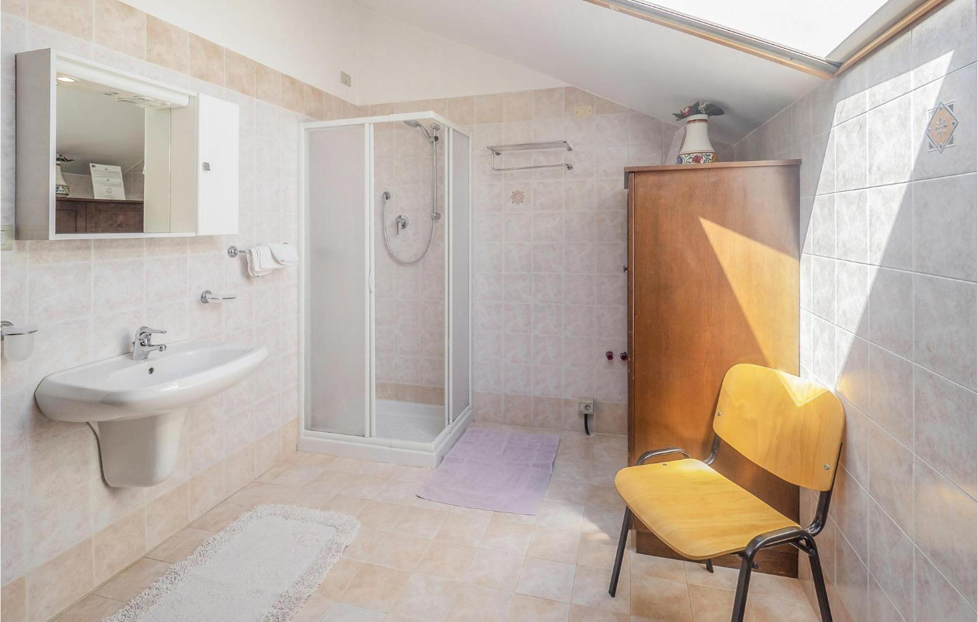 Awesome Home In Ariano Nel Polesine With Kitchen San Basilio 部屋 写真