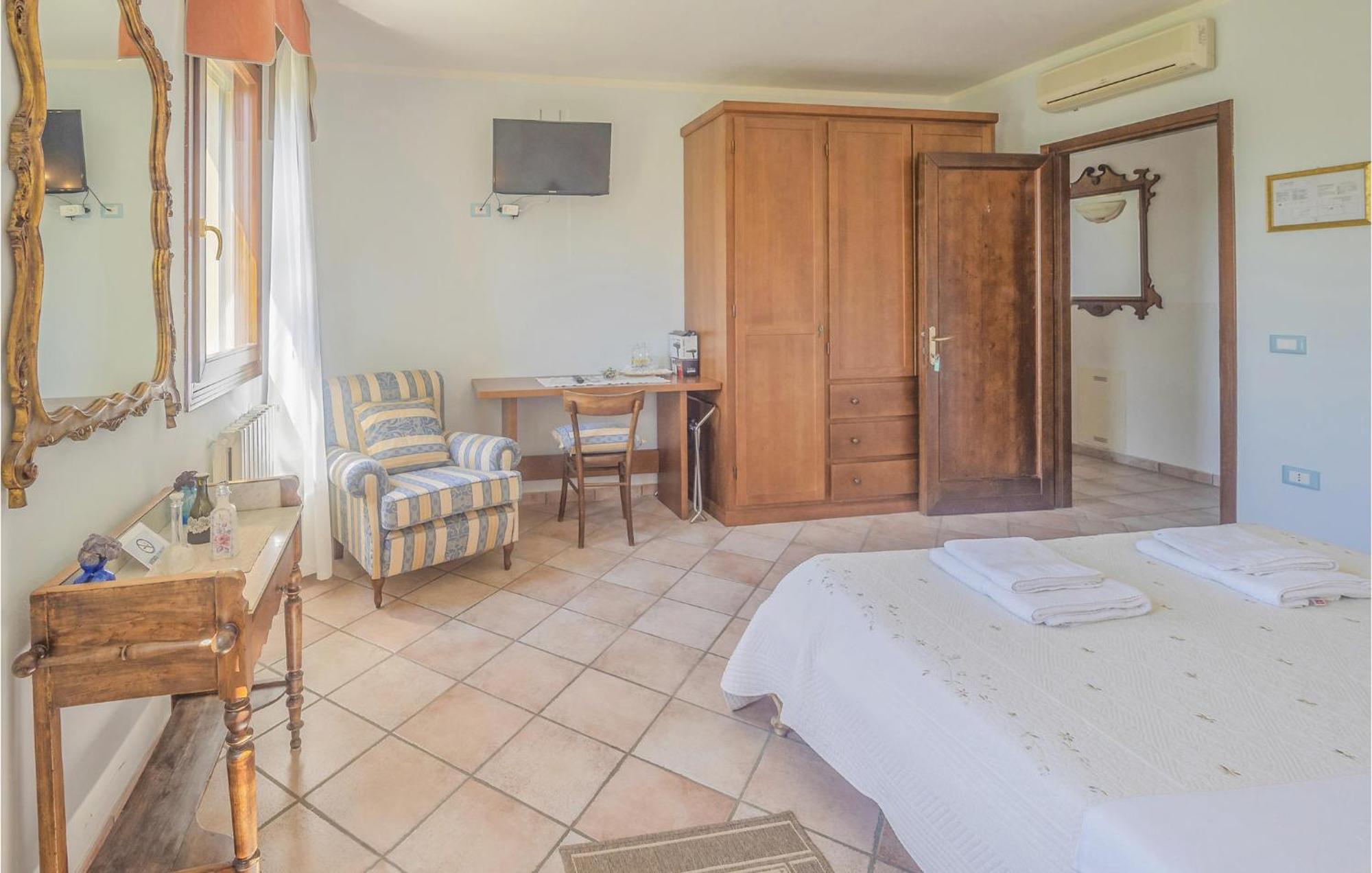 Awesome Home In Ariano Nel Polesine With Kitchen San Basilio 部屋 写真
