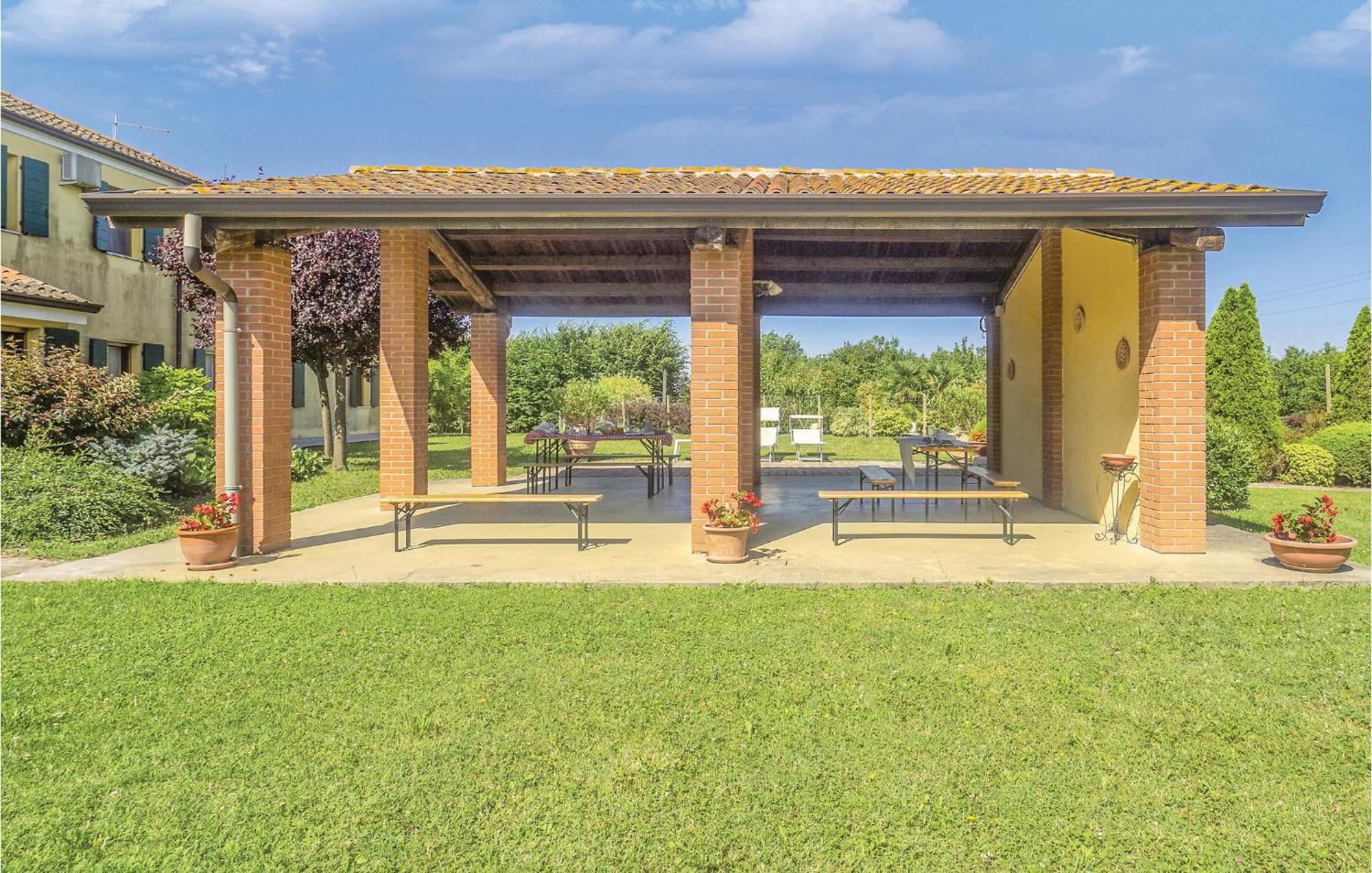 Awesome Home In Ariano Nel Polesine With Kitchen San Basilio 部屋 写真
